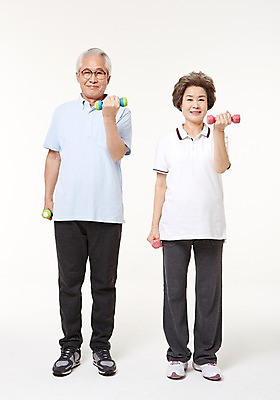 포토 JPG 스튜디오촬영 전신 여자 할아버지 노년 남자 할머니 실내 건강 서기 들기 두명 앞모습 실버라이프 운동 노부부 아령 한국인 60대 노인만 국내포토 라이프스타일 부부 뷰포인트 모션 사람 동양인 성인 내부 성인만 파일형식