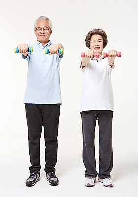 포토 JPG 스튜디오촬영 전신 여자 할아버지 노년 남자 할머니 실내 건강 서기 들기 두명 앞모습 실버라이프 운동 노부부 아령 한국인 60대 노인만 국내포토 라이프스타일 부부 뷰포인트 모션 사람 동양인 성인 내부 성인만 파일형식