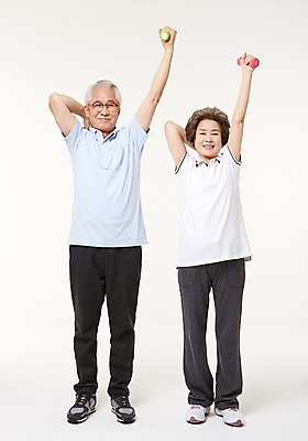 포토 JPG 스튜디오촬영 전신 여자 할아버지 노년 남자 할머니 실내 건강 서기 들기 두명 앞모습 실버라이프 운동 노부부 아령 한국인 60대 노인만 국내포토 라이프스타일 부부 뷰포인트 모션 사람 동양인 성인 내부 성인만 파일형식