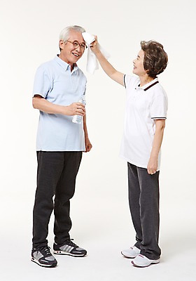 포토 JPG 스튜디오촬영 전신 여자 할아버지 노년 남자 할머니 휴식 실내 건강 서기 들기 두명 앞모습 실버라이프 수건 노부부 한국인 60대 물병 노인만 국내포토 라이프스타일 부부 뷰포인트 컨셉 모션 사람 동양인 성인 내부 위생용품 물통 성인만 파일형식