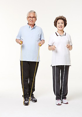 포토 JPG 스튜디오촬영 전신 여자 할아버지 노년 남자 할머니 실내 건강 두명 앞모습 실버라이프 운동 노부부 한국인 60대 줄넘기 노인만 국내포토 라이프스타일 부부 뷰포인트 사람 동양인 성인 내부 성인만 파일형식