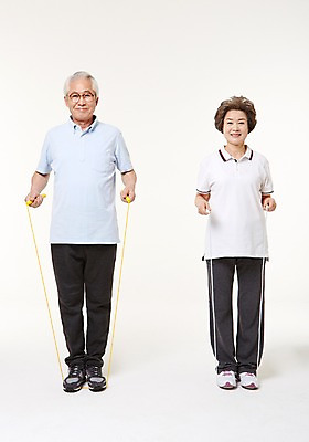 포토 JPG 스튜디오촬영 전신 여자 할아버지 노년 남자 할머니 실내 건강 두명 앞모습 실버라이프 운동 노부부 한국인 60대 줄넘기 노인만 국내포토 라이프스타일 부부 뷰포인트 사람 동양인 성인 내부 성인만 파일형식