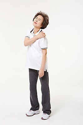 포토 JPG 스튜디오촬영 전신 여자 노년 할머니 실내 건강 한명 서기 옆모습 실버라이프 고통 한국인 60대 어깨통증 노인여자한명만 국내포토 1 라이프스타일 감정 뷰포인트 모션 사람 동양인 성인 내부 질병 여자한명만 노인여자만 파일형식