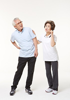 포토 JPG 스튜디오촬영 전신 여자 할아버지 노년 남자 할머니 실내 건강 서기 두명 앞모습 실버라이프 노부부 고통 한국인 60대 질병 허리통증 노인만 국내포토 라이프스타일 부부 감정 뷰포인트 의학 모션 사람 동양인 성인 내부 성인만 파일형식