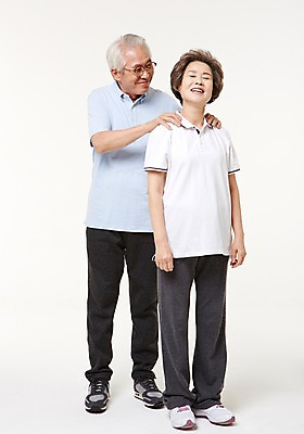 포토 JPG 스튜디오촬영 전신 여자 할아버지 노년 남자 할머니 실내 건강 서기 두명 앞모습 실버라이프 운동복 노부부 다정 한국인 마사지 60대 노인만 국내포토 라이프스타일 부부 옷 뷰포인트 컨셉 모션 사람 동양인 성인 내부 성인만 파일형식