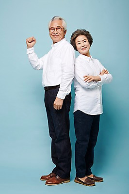 포토 JPG 스튜디오촬영 전신 여자 할아버지 노년 남자 할머니 실내 서기 미소 두명 옆모습 실버라이프 팔짱 노부부 다정 한국인 등맞대기 60대 노인만 국내포토 라이프스타일 부부 뷰포인트 컨셉 모션 표정 사람 동양인 성인 내부 성인만 파일형식