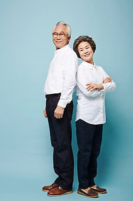 포토 JPG 스튜디오촬영 전신 여자 할아버지 노년 남자 할머니 실내 서기 미소 두명 옆모습 실버라이프 팔짱 노부부 다정 한국인 등맞대기 60대 노인만 국내포토 라이프스타일 부부 뷰포인트 컨셉 모션 표정 사람 동양인 성인 내부 성인만 파일형식