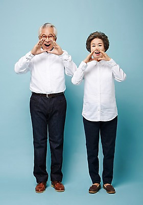 포토 JPG 스튜디오촬영 전신 여자 할아버지 노년 남자 할머니 실내 서기 미소 손짓 두명 앞모습 실버라이프 노부부 다정 외침 한국인 60대 노인만 국내포토 라이프스타일 부부 뷰포인트 컨셉 모션 표정 사람 동양인 성인 내부 소리 성인만 파일형식