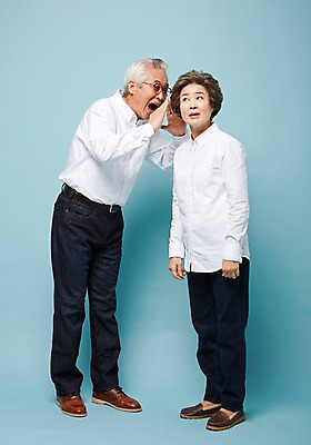 포토 JPG 스튜디오촬영 전신 여자 할아버지 노년 남자 할머니 실내 대화 서기 손짓 두명 옆모습 실버라이프 노부부 다정 한국인 60대 귓속말 노인만 국내포토 라이프스타일 부부 뷰포인트 컨셉 모션 말하기 사람 동양인 성인 내부 성인만 파일형식