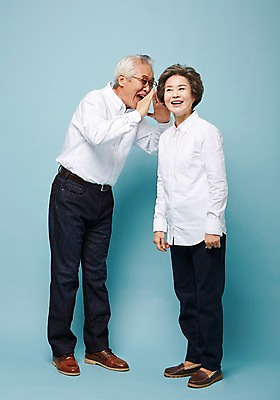 포토 JPG 스튜디오촬영 전신 여자 할아버지 노년 남자 할머니 실내 대화 서기 손짓 두명 옆모습 실버라이프 노부부 다정 한국인 60대 귓속말 노인만 국내포토 라이프스타일 부부 뷰포인트 컨셉 모션 말하기 사람 동양인 성인 내부 성인만 파일형식