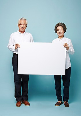 포토 JPG 스튜디오촬영 전신 배너 여자 할아버지 노년 남자 할머니 사각프레임 프레임 실내 서기 들기 두명 앞모습 실버라이프 노부부 다정 한국인 60대 노인만 국내포토 라이프스타일 부부 뷰포인트 컨셉 모션 사람 동양인 성인 내부 사각형 성인만 파일형식