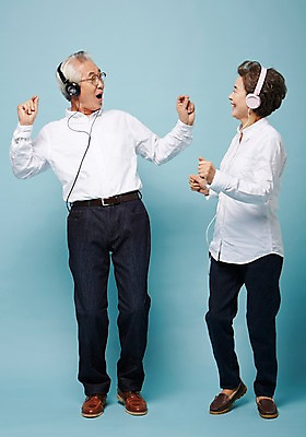 포토 JPG 스튜디오촬영 전신 여자 할아버지 노년 남자 할머니 실내 서기 두명 앞모습 실버라이프 노부부 헤드셋 다정 음악감상 한국인 춤 60대 즐거움 노인만 국내포토 라이프스타일 부부 감정 뷰포인트 음향기기 컨셉 모션 문화예술 사람 동양인 성인 내부 헤드폰 감상 성인만 파일형식