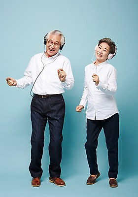포토 JPG 스튜디오촬영 전신 여자 할아버지 노년 남자 할머니 실내 서기 두명 앞모습 실버라이프 노부부 헤드셋 다정 음악감상 한국인 춤 60대 즐거움 노인만 국내포토 라이프스타일 부부 감정 뷰포인트 음향기기 컨셉 모션 문화예술 사람 동양인 성인 내부 헤드폰 감상 성인만 파일형식