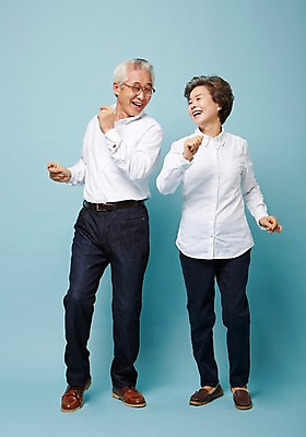 포토 JPG 스튜디오촬영 전신 여자 할아버지 노년 남자 할머니 실내 서기 손짓 두명 앞모습 실버라이프 노부부 다정 한국인 춤 60대 즐거움 노인만 국내포토 라이프스타일 부부 감정 뷰포인트 컨셉 모션 문화예술 사람 동양인 성인 내부 성인만 파일형식