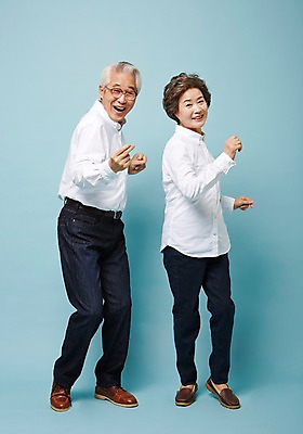 포토 JPG 스튜디오촬영 전신 여자 할아버지 노년 남자 할머니 실내 서기 손짓 두명 앞모습 실버라이프 노부부 다정 한국인 춤 60대 즐거움 노인만 국내포토 라이프스타일 부부 감정 뷰포인트 컨셉 모션 문화예술 사람 동양인 성인 내부 성인만 파일형식