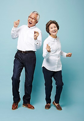 포토 JPG 스튜디오촬영 전신 여자 할아버지 노년 남자 할머니 실내 서기 손짓 두명 앞모습 실버라이프 노부부 다정 한국인 춤 60대 즐거움 노인만 국내포토 라이프스타일 부부 감정 뷰포인트 컨셉 모션 문화예술 사람 동양인 성인 내부 성인만 파일형식