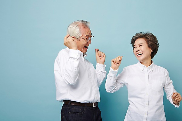 포토 JPG 스튜디오촬영 여자 할아버지 노년 남자 할머니 실내 서기 손짓 상반신 두명 앞모습 실버라이프 노부부 다정 한국인 춤 60대 즐거움 노인만 국내포토 라이프스타일 부부 감정 뷰포인트 컨셉 모션 문화예술 사람 동양인 성인 내부 성인만 파일형식 커플 인종 생활 관계