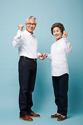 포토 JPG 스튜디오촬영 전신 여자 할아버지 노년 남자 할머니 실내 서기 손짓 두명 옆모습 실버라이프 손잡기 노부부 파이팅 다정 한국인 60대 노인만 국내포토 라이프스타일 부부 뷰포인트 컨셉 모션 사람 동양인 성인 내부 성인만 파일형식