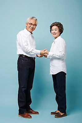 포토 JPG 스튜디오촬영 전신 여자 할아버지 노년 남자 할머니 실내 서기 손짓 두명 옆모습 실버라이프 손잡기 노부부 다정 한국인 60대 노인만 국내포토 라이프스타일 부부 뷰포인트 컨셉 모션 사람 동양인 성인 내부 성인만 파일형식