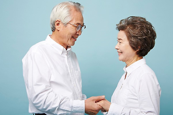 포토 JPG 스튜디오촬영 여자 할아버지 노년 남자 할머니 실내 서기 미소 손짓 상반신 두명 옆모습 실버라이프 마주보기 손잡기 노부부 다정 한국인 60대 노인만 국내포토 라이프스타일 부부 뷰포인트 컨셉 모션 표정 사람 동양인 성인 내부 성인만 파일형식