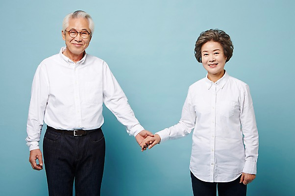 포토 JPG 스튜디오촬영 여자 할아버지 노년 남자 할머니 실내 미소 손짓 상반신 두명 앞모습 실버라이프 손잡기 노부부 다정 한국인 60대 노인만 국내포토 라이프스타일 부부 뷰포인트 컨셉 모션 표정 사람 동양인 성인 내부 성인만 파일형식