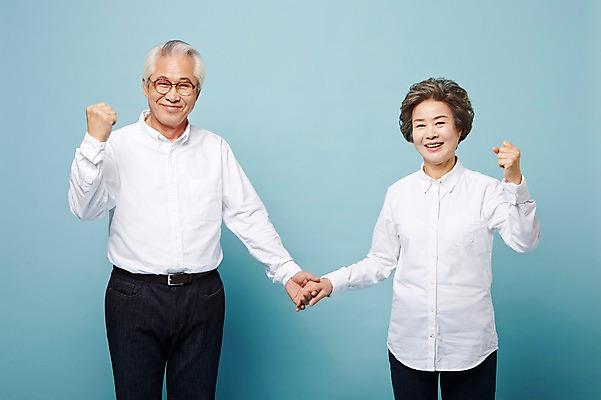 포토 JPG 스튜디오촬영 여자 할아버지 노년 남자 할머니 실내 손짓 상반신 두명 앞모습 실버라이프 손잡기 노부부 파이팅 다정 한국인 60대 노인만 국내포토 라이프스타일 부부 뷰포인트 컨셉 모션 사람 동양인 성인 내부 성인만 파일형식