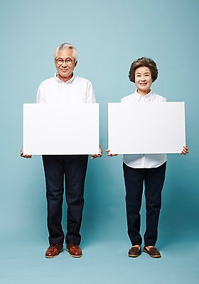 포토 JPG 스튜디오촬영 전신 배너 여자 할아버지 노년 남자 할머니 사각프레임 프레임 실내 서기 미소 들기 두명 앞모습 실버라이프 노부부 다정 한국인 60대 노인만 국내포토 라이프스타일 부부 뷰포인트 컨셉 모션 표정 사람 동양인 성인 내부 사각형 성인만 파일형식