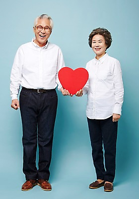 포토 JPG 스튜디오촬영 전신 여자 할아버지 노년 남자 할머니 실내 서기 미소 들기 두명 앞모습 실버라이프 노부부 다정 한국인 하트 60대 하트상자 노인만 국내포토 모양 라이프스타일 부부 뷰포인트 컨셉 모션 표정 사람 동양인 성인 내부 상자 성인만 파일형식
