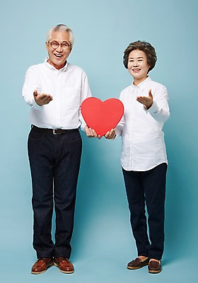 포토 JPG 스튜디오촬영 전신 여자 할아버지 노년 남자 할머니 실내 서기 미소 들기 손짓 두명 앞모습 실버라이프 노부부 다정 한국인 하트 60대 하트상자 노인만 국내포토 모양 라이프스타일 부부 뷰포인트 컨셉 모션 표정 사람 동양인 성인 내부 상자 성인만 파일형식