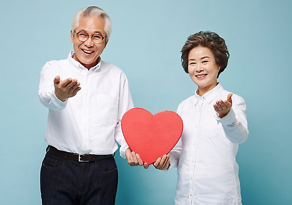 포토 JPG 스튜디오촬영 여자 할아버지 노년 남자 할머니 실내 서기 미소 들기 손짓 상반신 두명 앞모습 실버라이프 노부부 다정 한국인 하트 60대 하트상자 노인만 국내포토 모양 라이프스타일 부부 뷰포인트 컨셉 모션 표정 사람 동양인 성인 내부 상자 성인만 파일형식