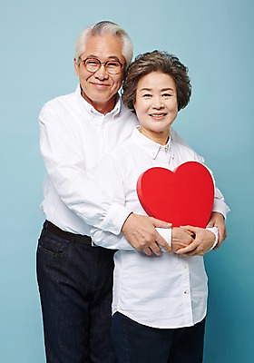 포토 JPG 스튜디오촬영 여자 할아버지 노년 남자 할머니 실내 서기 미소 들기 상반신 두명 앞모습 실버라이프 노부부 다정 한국인 하트 60대 백허그 하트상자 노인만 국내포토 모양 라이프스타일 부부 뷰포인트 컨셉 모션 포옹 표정 사람 동양인 성인 내부 상자 성인만 파일형식