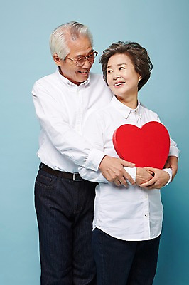 포토 JPG 스튜디오촬영 여자 할아버지 노년 남자 할머니 실내 서기 미소 들기 상반신 두명 앞모습 실버라이프 노부부 다정 한국인 하트 60대 백허그 하트상자 노인만 국내포토 모양 라이프스타일 부부 뷰포인트 컨셉 모션 포옹 표정 사람 동양인 성인 내부 상자 성인만 파일형식
