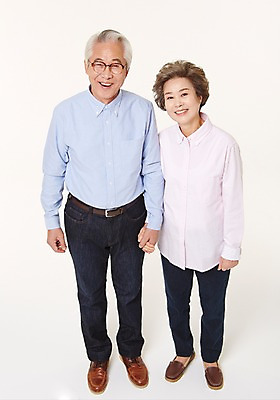 포토 JPG 스튜디오촬영 전신 여자 할아버지 노년 남자 할머니 실내 서기 미소 손짓 두명 앞모습 실버라이프 손잡기 노부부 다정 한국인 60대 노인만 국내포토 라이프스타일 부부 뷰포인트 컨셉 모션 표정 사람 동양인 성인 내부 성인만 파일형식