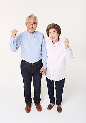 포토 JPG 스튜디오촬영 전신 여자 할아버지 노년 남자 할머니 실내 서기 미소 손짓 두명 앞모습 실버라이프 손잡기 노부부 파이팅 다정 한국인 60대 노인만 국내포토 라이프스타일 부부 뷰포인트 컨셉 모션 표정 사람 동양인 성인 내부 성인만 파일형식