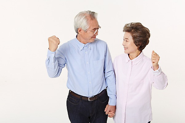 포토 JPG 스튜디오촬영 여자 할아버지 노년 남자 할머니 실내 서기 미소 손짓 상반신 두명 앞모습 실버라이프 마주보기 손잡기 노부부 파이팅 다정 한국인 60대 노인만 국내포토 라이프스타일 부부 뷰포인트 컨셉 모션 표정 사람 동양인 성인 내부 성인만 파일형식