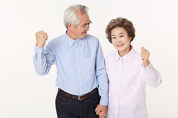 포토 JPG 스튜디오촬영 여자 할아버지 노년 남자 할머니 실내 서기 미소 손짓 상반신 두명 앞모습 실버라이프 손잡기 노부부 파이팅 다정 한국인 60대 노인만 국내포토 라이프스타일 부부 뷰포인트 컨셉 모션 표정 사람 동양인 성인 내부 성인만 파일형식