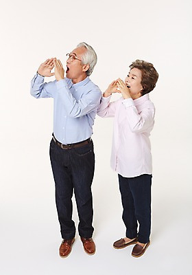 포토 JPG 스튜디오촬영 전신 여자 할아버지 노년 남자 할머니 실내 서기 손짓 두명 앞모습 실버라이프 노부부 다정 외침 한국인 60대 노인만 국내포토 라이프스타일 부부 뷰포인트 컨셉 모션 사람 동양인 성인 내부 소리 성인만 파일형식