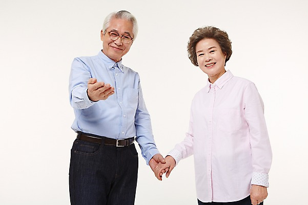 포토 JPG 스튜디오촬영 여자 할아버지 노년 남자 할머니 실내 서기 미소 손짓 상반신 두명 앞모습 실버라이프 손잡기 노부부 다정 한국인 60대 노인만 국내포토 라이프스타일 부부 뷰포인트 컨셉 모션 표정 사람 동양인 성인 내부 성인만 파일형식