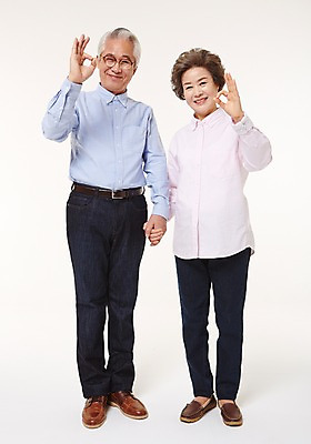포토 JPG 스튜디오촬영 전신 여자 할아버지 노년 남자 할머니 실내 서기 미소 손짓 두명 앞모습 실버라이프 손잡기 노부부 다정 한국인 60대 OK 노인만 국내포토 라이프스타일 부부 뷰포인트 컨셉 모션 표정 사람 동양인 성인 내부 성인만 파일형식
