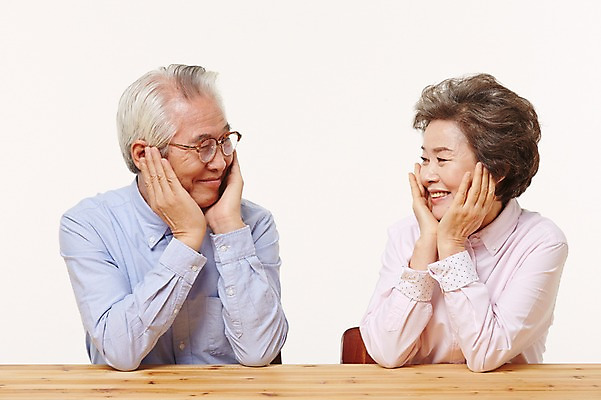 포토 JPG 스튜디오촬영 여자 할아버지 노년 남자 할머니 탁자 실내 미소 앉기 상반신 두명 앞모습 실버라이프 마주보기 노부부 턱괴기 다정 한국인 60대 노인만 국내포토 라이프스타일 부부 뷰포인트 가구 컨셉 모션 표정 사람 동양인 성인 내부 성인만 파일형식