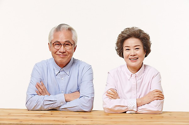 포토 JPG 스튜디오촬영 여자 할아버지 노년 남자 할머니 탁자 실내 두명 앞모습 실버라이프 팔짱 노부부 다정 한국인 60대 노인만 국내포토 라이프스타일 부부 뷰포인트 가구 컨셉 모션 사람 동양인 성인 내부 성인만 파일형식