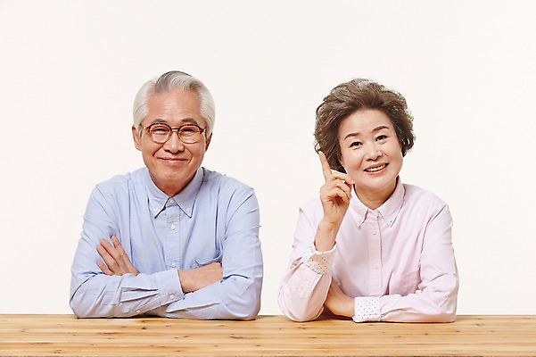 포토 JPG 스튜디오촬영 여자 할아버지 노년 남자 할머니 탁자 실내 미소 앉기 손짓 상반신 두명 앞모습 실버라이프 노부부 다정 한국인 60대 노인만 국내포토 라이프스타일 부부 뷰포인트 가구 컨셉 모션 표정 사람 동양인 성인 내부 성인만 파일형식