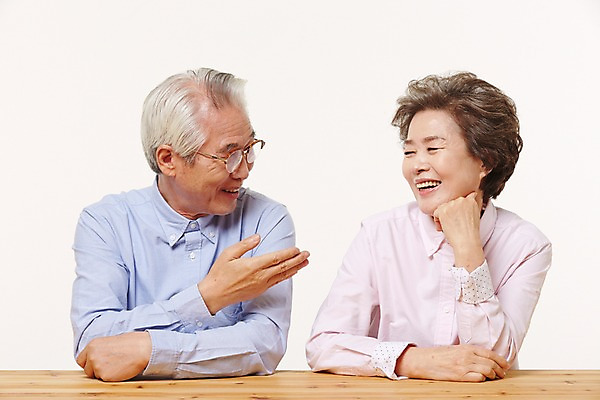 포토 JPG 스튜디오촬영 여자 할아버지 노년 남자 할머니 탁자 실내 대화 미소 앉기 손짓 상반신 두명 앞모습 실버라이프 마주보기 노부부 턱괴기 다정 한국인 60대 노인만 국내포토 라이프스타일 부부 뷰포인트 가구 컨셉 모션 표정 말하기 사람 동양인 성인 내부 성인만 파일형식 커플 생활용품 인종 생활 관계 오브젝트