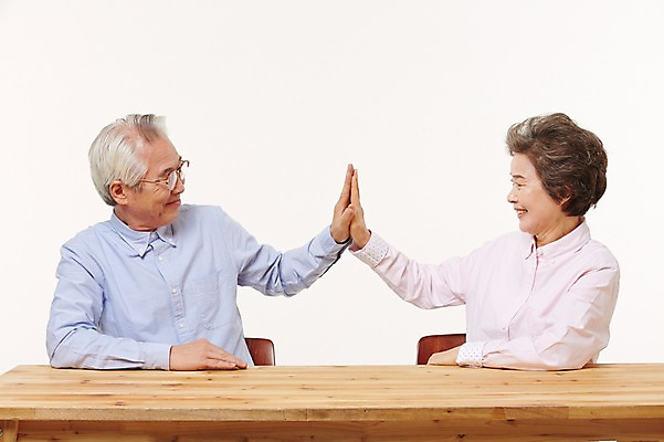 포토 JPG 스튜디오촬영 여자 할아버지 노년 남자 할머니 탁자 실내 미소 앉기 상반신 두명 앞모습 실버라이프 마주보기 손잡기 노부부 다정 한국인 60대 손맞댄 노인만 국내포토 라이프스타일 부부 뷰포인트 가구 컨셉 모션 표정 사람 동양인 성인 내부 성인만 파일형식