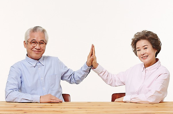 포토 JPG 스튜디오촬영 여자 할아버지 노년 남자 할머니 탁자 실내 미소 앉기 상반신 두명 앞모습 실버라이프 손잡기 노부부 다정 한국인 60대 손맞댄 노인만 국내포토 라이프스타일 부부 뷰포인트 가구 컨셉 모션 표정 사람 동양인 성인 내부 성인만 파일형식