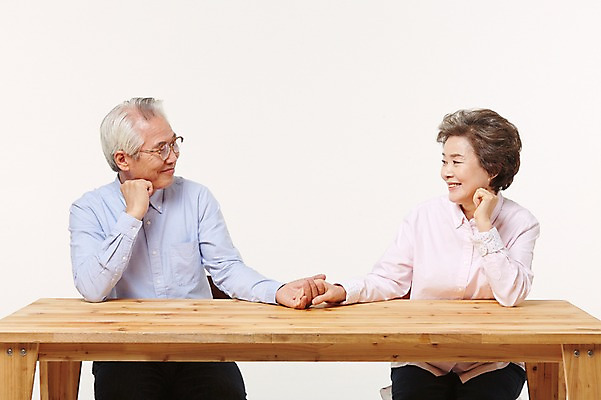 포토 JPG 스튜디오촬영 여자 할아버지 노년 남자 할머니 탁자 실내 앉기 상반신 두명 앞모습 실버라이프 손잡기 노부부 다정 한국인 60대 노인만 국내포토 라이프스타일 부부 뷰포인트 가구 컨셉 모션 사람 동양인 성인 내부 성인만 파일형식
