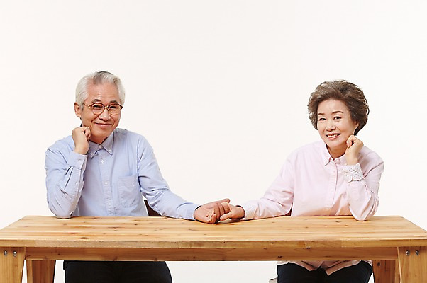 포토 JPG 스튜디오촬영 여자 할아버지 노년 남자 할머니 탁자 실내 미소 앉기 상반신 두명 앞모습 실버라이프 손잡기 노부부 다정 한국인 60대 노인만 국내포토 라이프스타일 부부 뷰포인트 가구 컨셉 모션 표정 사람 동양인 성인 내부 성인만 파일형식