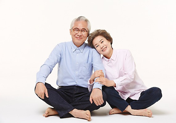포토 JPG 스튜디오촬영 전신 여자 할아버지 노년 남자 할머니 실내 미소 두명 앞모습 실버라이프 노부부 기댐 다정 한국인 60대 가부좌 노인만 국내포토 라이프스타일 부부 뷰포인트 컨셉 모션 표정 사람 앉기 동양인 성인 내부 성인만 파일형식