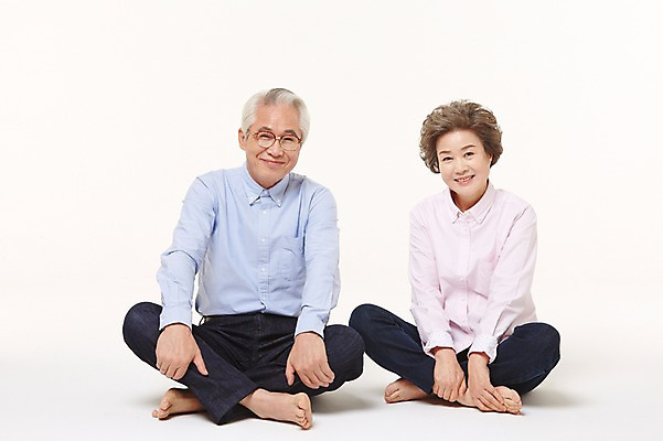 포토 JPG 스튜디오촬영 전신 여자 할아버지 노년 남자 할머니 실내 미소 두명 앞모습 실버라이프 노부부 다정 한국인 60대 가부좌 노인만 국내포토 라이프스타일 부부 뷰포인트 컨셉 표정 사람 앉기 동양인 성인 내부 성인만 파일형식