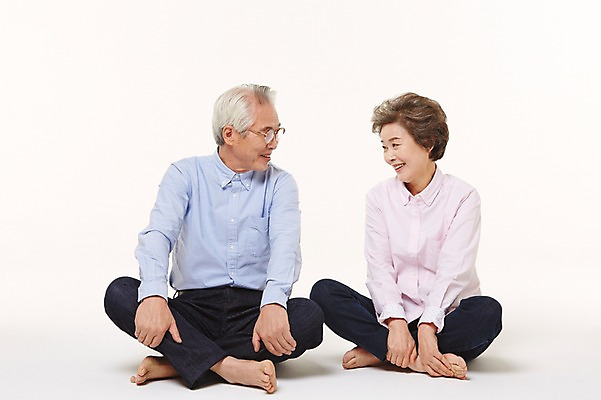 포토 JPG 스튜디오촬영 전신 여자 할아버지 노년 남자 할머니 실내 미소 두명 앞모습 실버라이프 노부부 다정 한국인 60대 가부좌 노인만 국내포토 라이프스타일 부부 뷰포인트 컨셉 표정 사람 앉기 동양인 성인 내부 성인만 파일형식